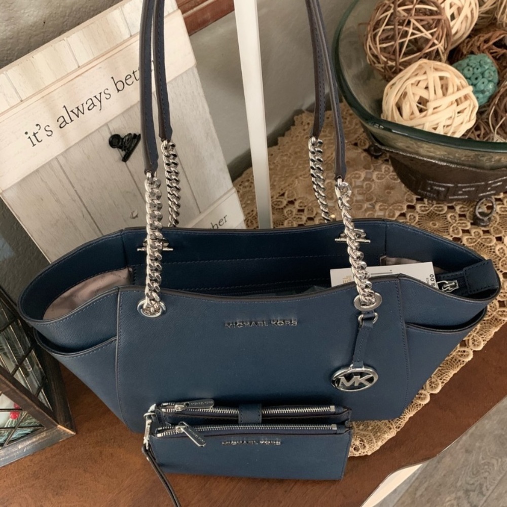 New MK set 🦋 Jet set L chain & matching wallet - Picture 2 of 4